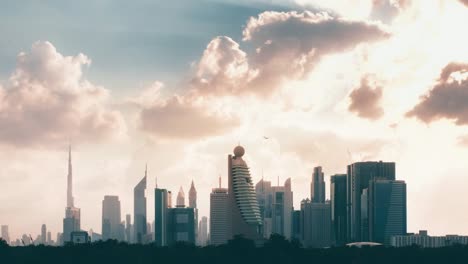 timelapse del horizonte cinematográfico de dubai con nubes rápidas épicas