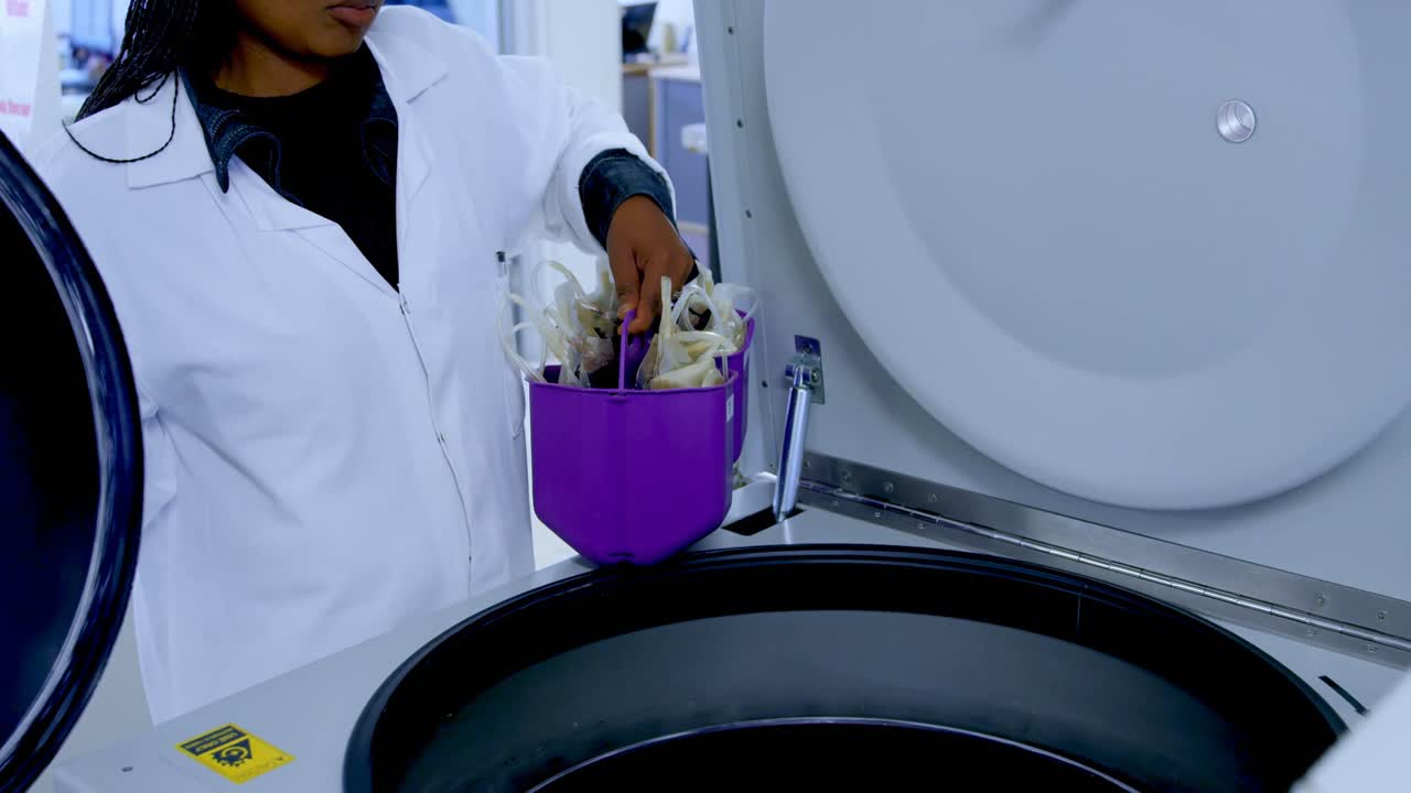 técnico de laboratorio colocando bolsas de sangre en la máquina 4k