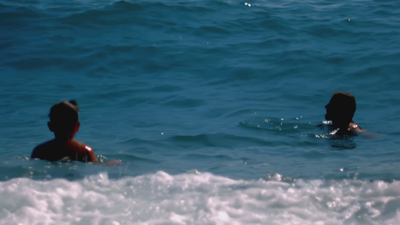 niños nadando en el océano