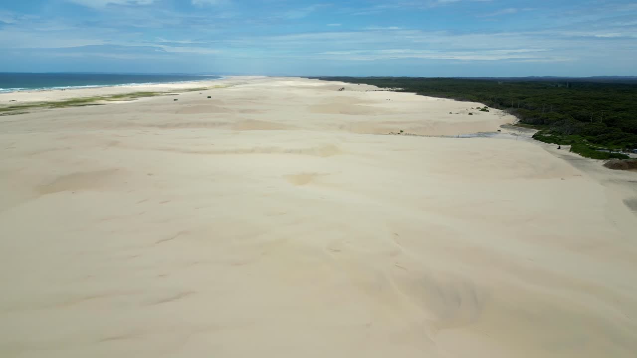 toma aérea de las dunas de arena cerca de la bahía de ana, nueva gales del sur, australia