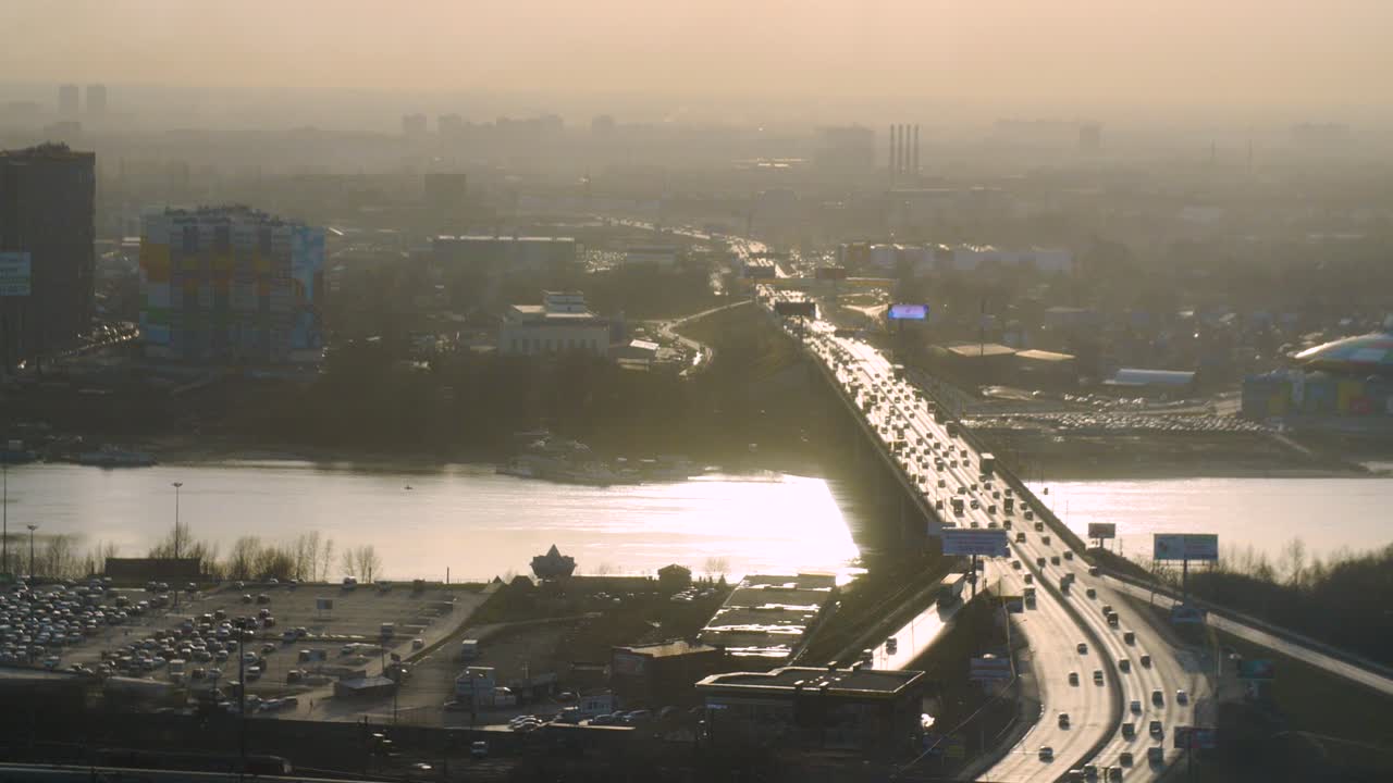 해가 뜨고 해가 지는 시내 다리