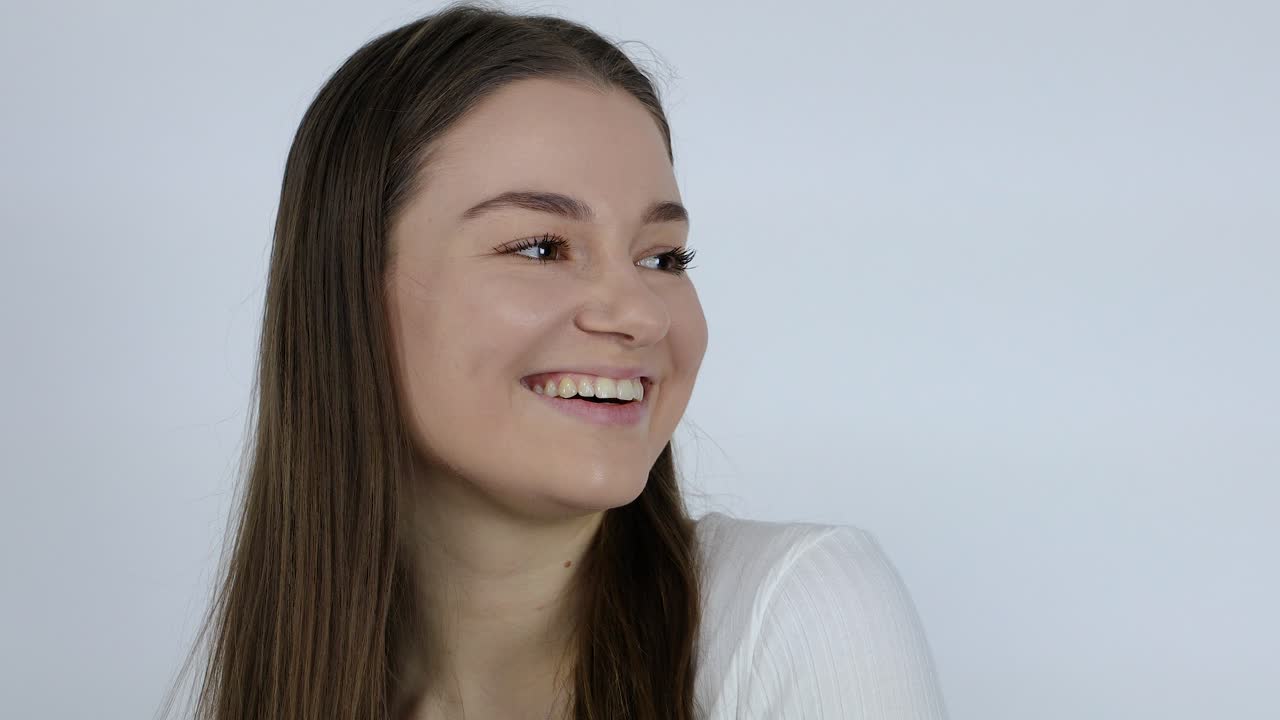 primer plano de una impresionante joven modelo femenina posando después de hacerle maquillaje para el cuidado de la espinilla