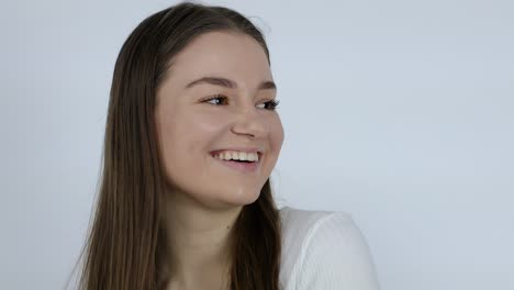 primer plano de una impresionante joven modelo femenina posando después de hacerle maquillaje para el cuidado de la espinilla
