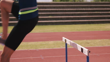 Sportler-Beim-Hürdenlauf