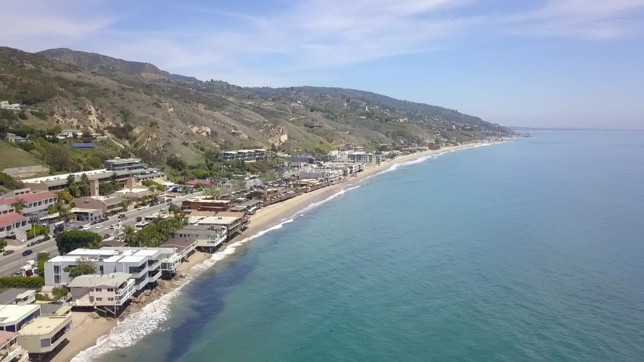malibu beach paradise apartments autopista uno maravillosa vista aérea vuelo panorama curva vuelo drone metraje en la at malibu pier beach usa 2018