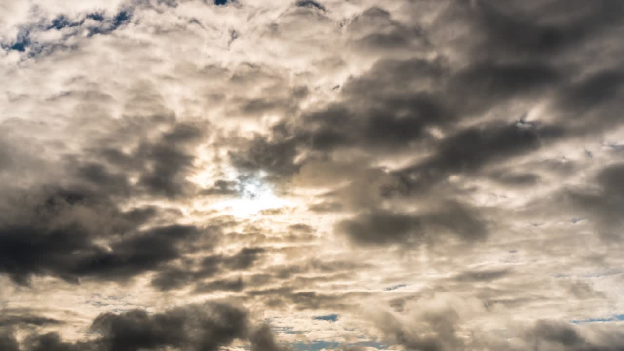 cielo parcialmente nublado al amanecer, lapso de tiempo