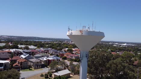 Toma-Aérea-De-Una-Torre-De-Agua-De-Metal-Blanco-En-Joondalup,-Perth,-Australia