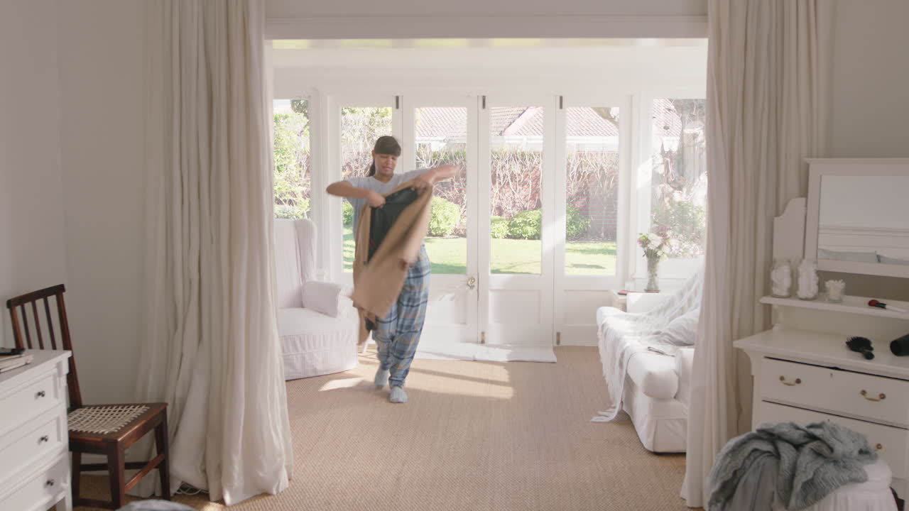 행복한 십대 소녀가 침실에서 음악에 맞춰 춤을 추고 주말 아침을 즐기고 즐겁게 축하하고 집에서 피자마를 입고 무관심한 생활 방식을 즐기고