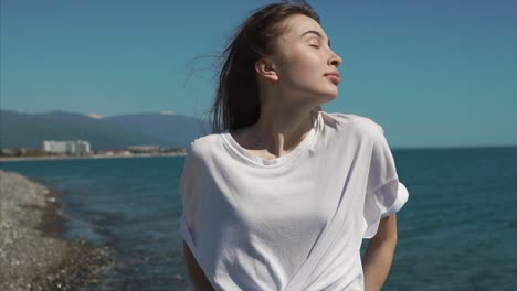 mujer relajándose en la playa