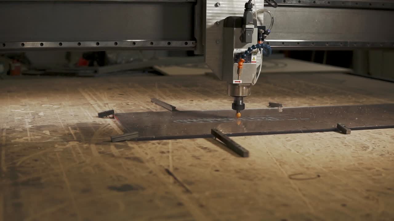 enrutador cnc que corta un material