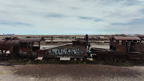 Cementerio-De-Trenes,-Salar-De-Uyuni,-Región-De-Uyuni,-Bolivia