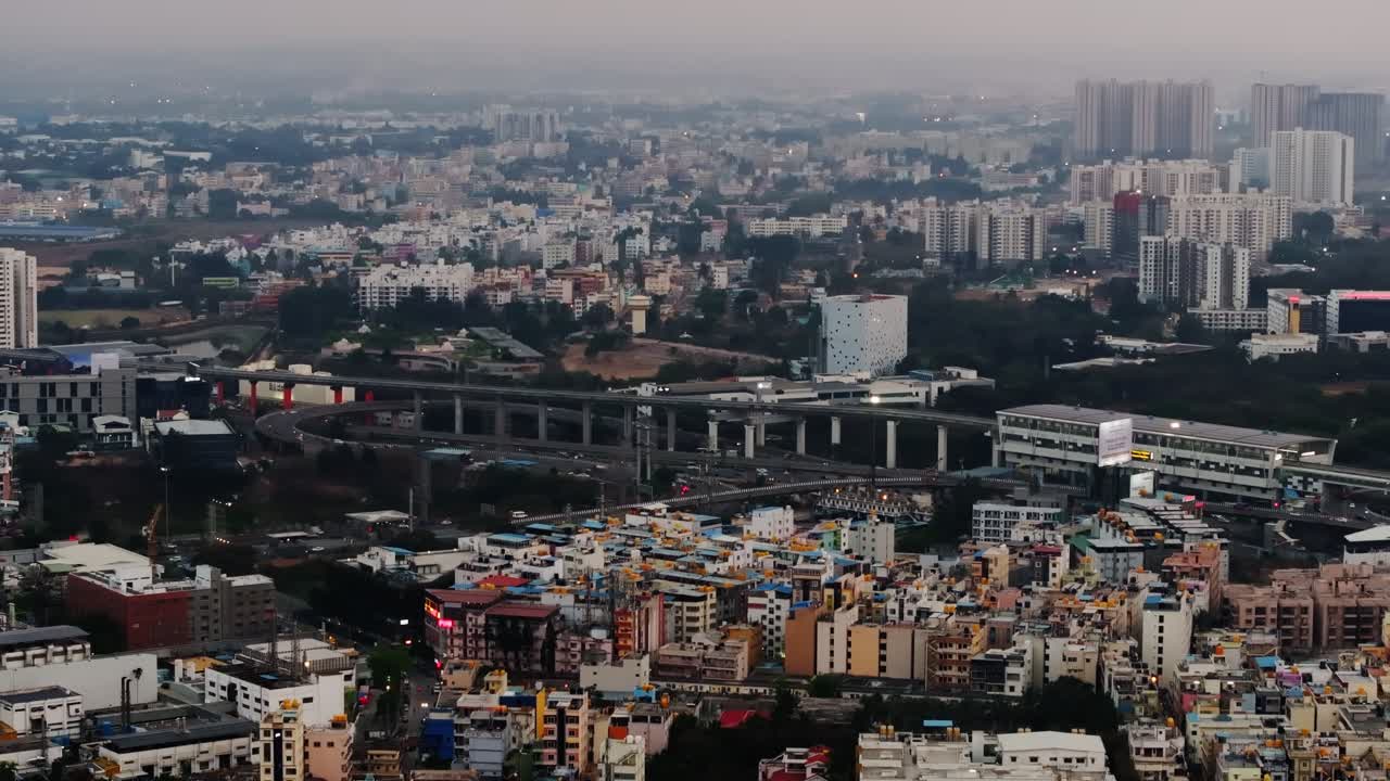 Ampia vista di Electronic City con linea della metropolitana, cavalcavia, edifici residenziali, appartamenti e skyline urbano a Bangalore, Karnataka, India. Di giorno, ripresa stabile, ripresa con drone, 4k.