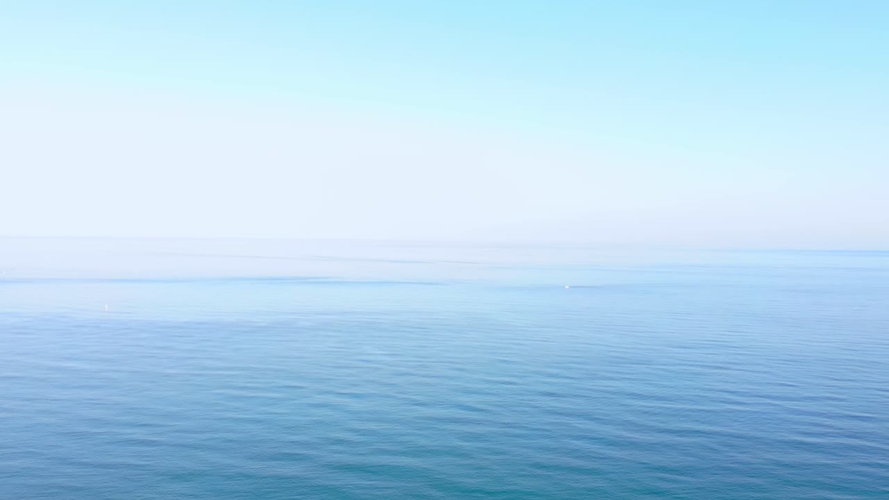 물 위 를 날아다니는 드론