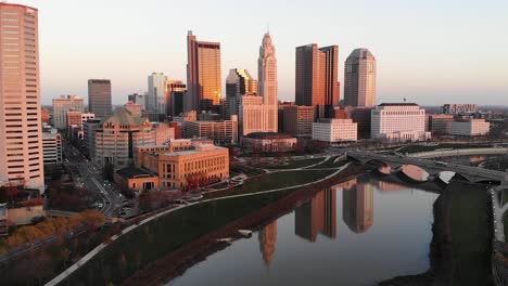 Horizonte-Del-Centro-De-Columbus-Ohio-Al-Atardecer---Dron-Aéreo