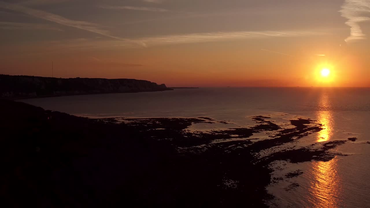 sunny sands beach, folkestone, reino unido vista aérea de un impresionante amanecer sobre una playa desierta