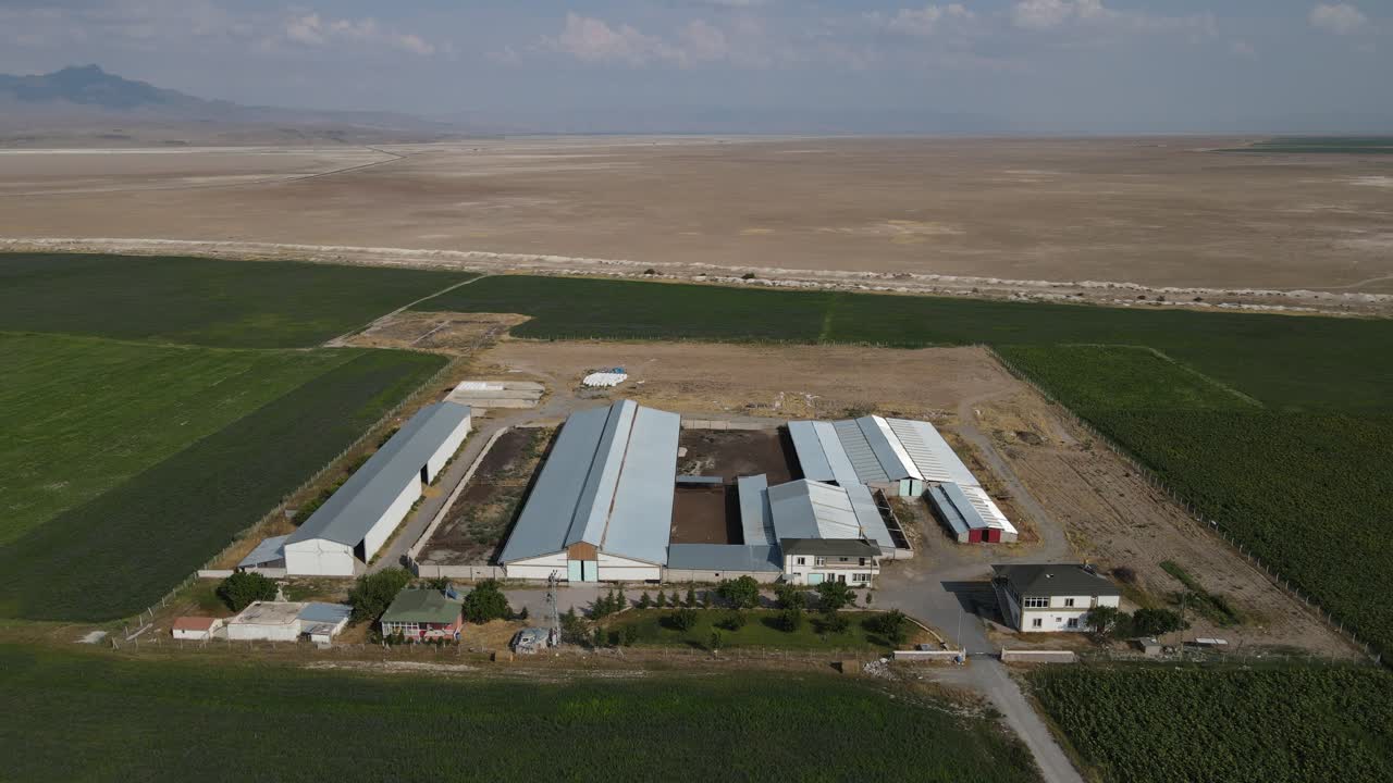 fábrica establecida en tierras agrícolas