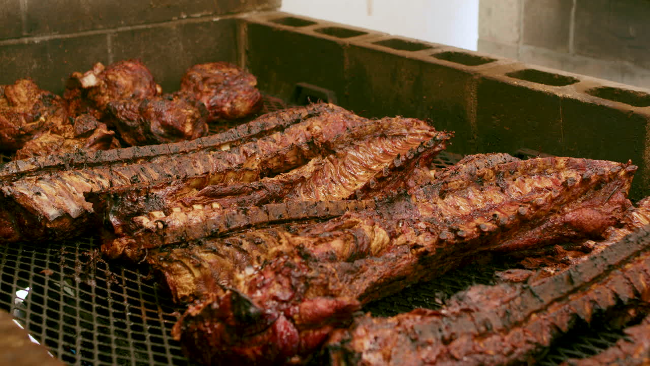 Maiali cotti su una fossa per barbecue.