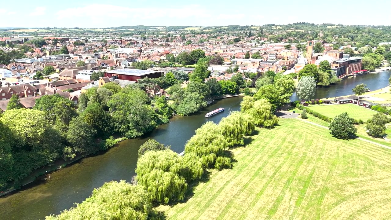 Imagem panorâmica captada por drone de barcos nas margens do Rio Avon em Stratford-upon-Avon, Inglaterra
