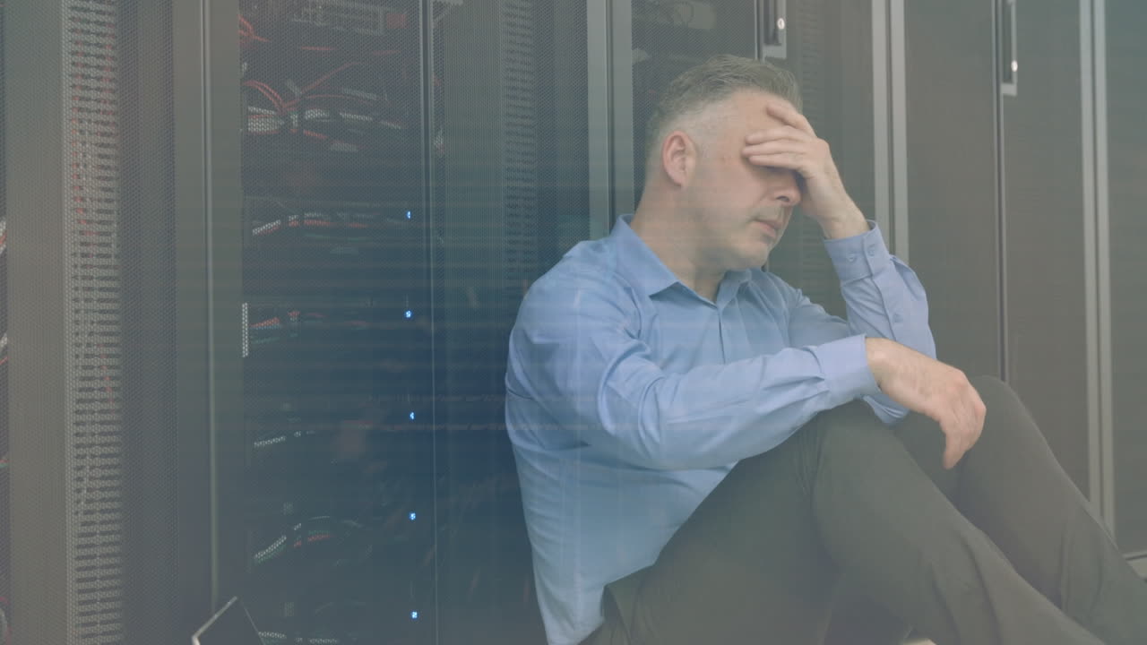 animación del procesamiento de datos sobre un cansado técnico informático masculino caucásico y servidores informáticos