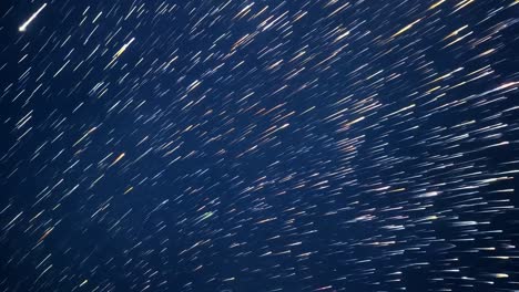impresionantes rastros de estrellas en el cielo nocturno