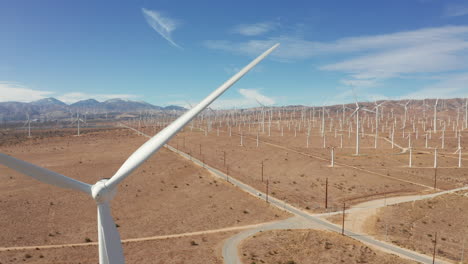 La-Cámara-Tira-Hacia-Atrás-Y-Se-Mueve-A-Través-De-Las-Hélices-Del-Molino-De-Viento-En-El-Parque-Eólico-Del-Desierto