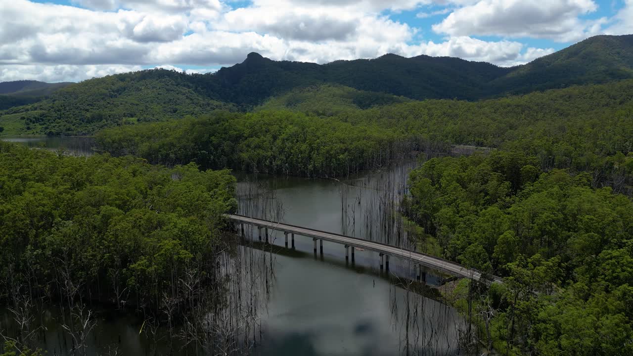 vista aérea ascendente sobre el puente de pine creek, el parque nacional de springbrook en el interior de la costa dorada, queensland, australia