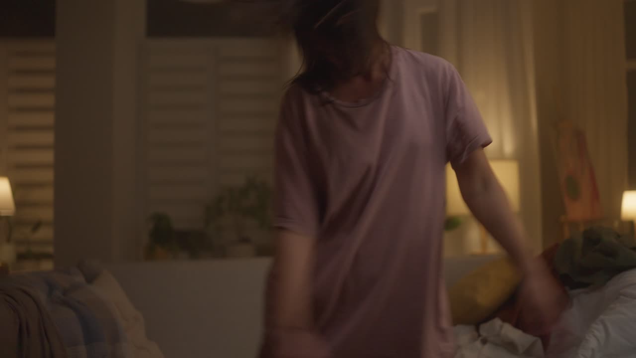 집에서 춤을 추는 여자