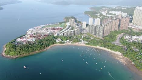 香港武凱沙區的空中景觀,有現代住宅複合體和開放灣