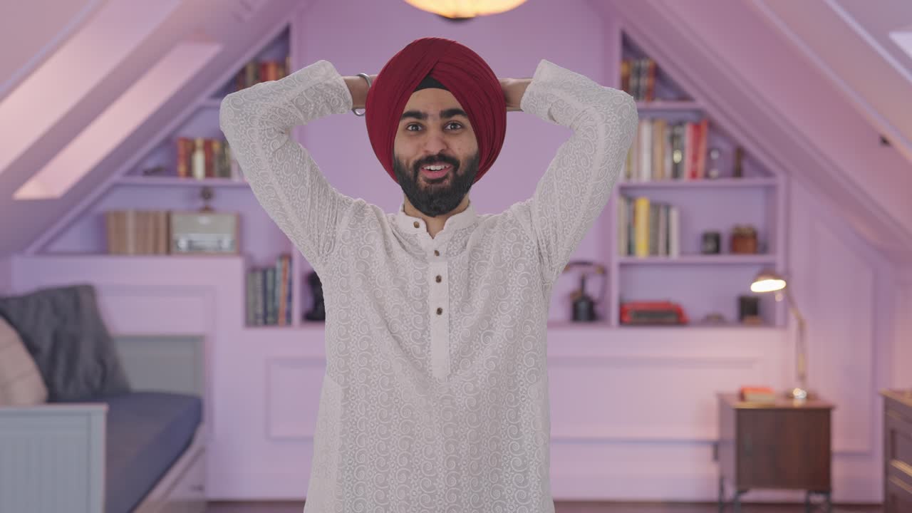 Uomo sikh indiano felice che riceve una sorpresa