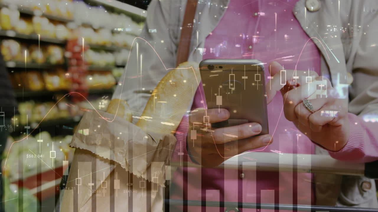 animación del procesamiento de datos sobre una mujer caucásica sonriente que usa un teléfono inteligente en la tienda