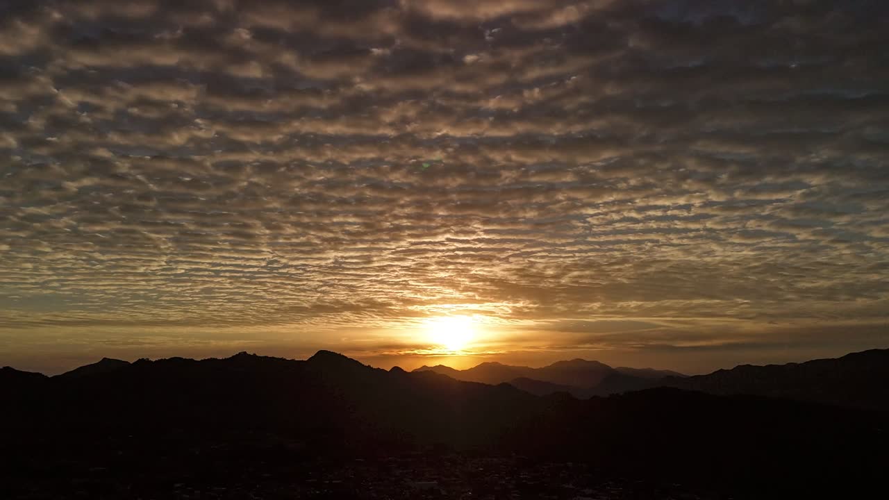hiper lapso de un amanecer con un patrón único de nubes