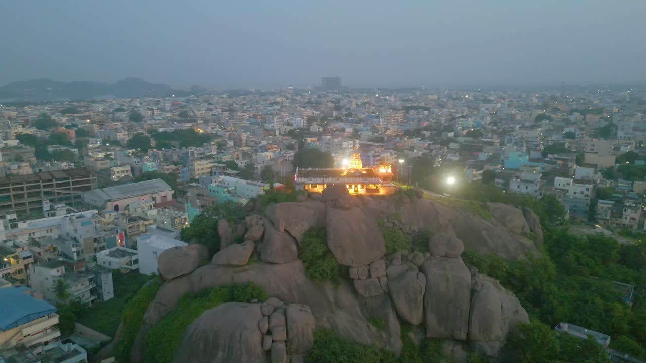 estación de tren de warangal y templo de govinda rajula gutta vista aérea de la india