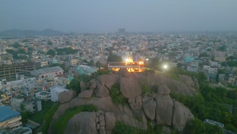 estación de tren de warangal y templo de govinda rajula gutta vista aérea de la india