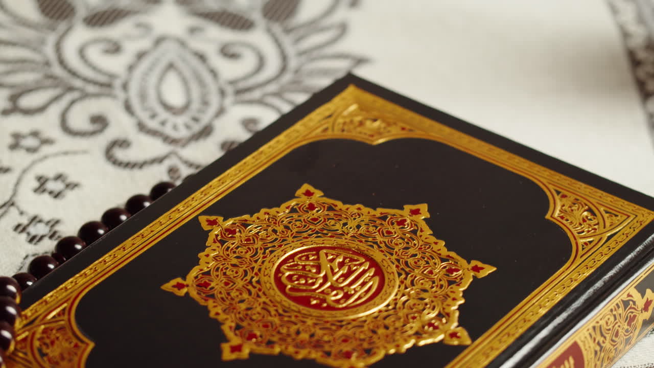 Primo piano del libro del Corano, preghiera, religione islamica. Festività religiosa del Ramadan, mese sacro. Culto, preghiera tradizionale a Dio.
