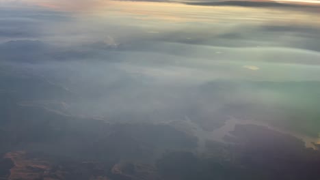 vista de avión desde la ventana del pasajero volando sobre méxico