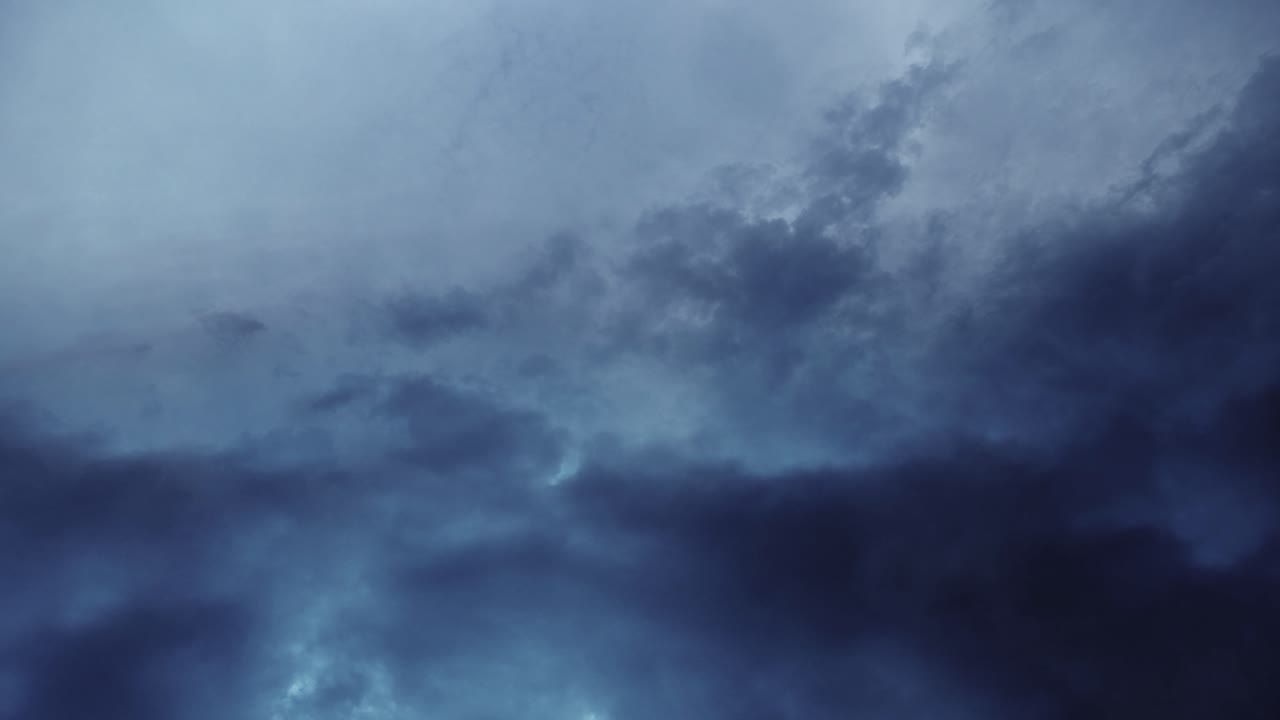 timelapse de tormenta, cielo azul con nubes en movimiento