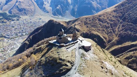 Vista-De-La-Principal-Atracción-De-Georgia:-Stepantsminda,-Una-Iglesia-Con-El-Telón-De-Fondo-De-Las-Montañas-Del-Cáucaso.