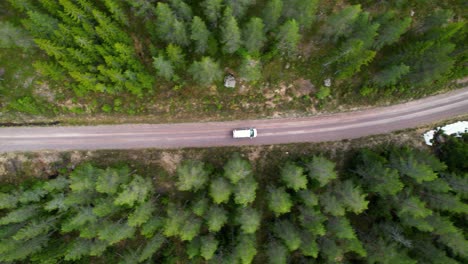 Van-Fährt-Durch-Die-Skandinavische-Wildnis