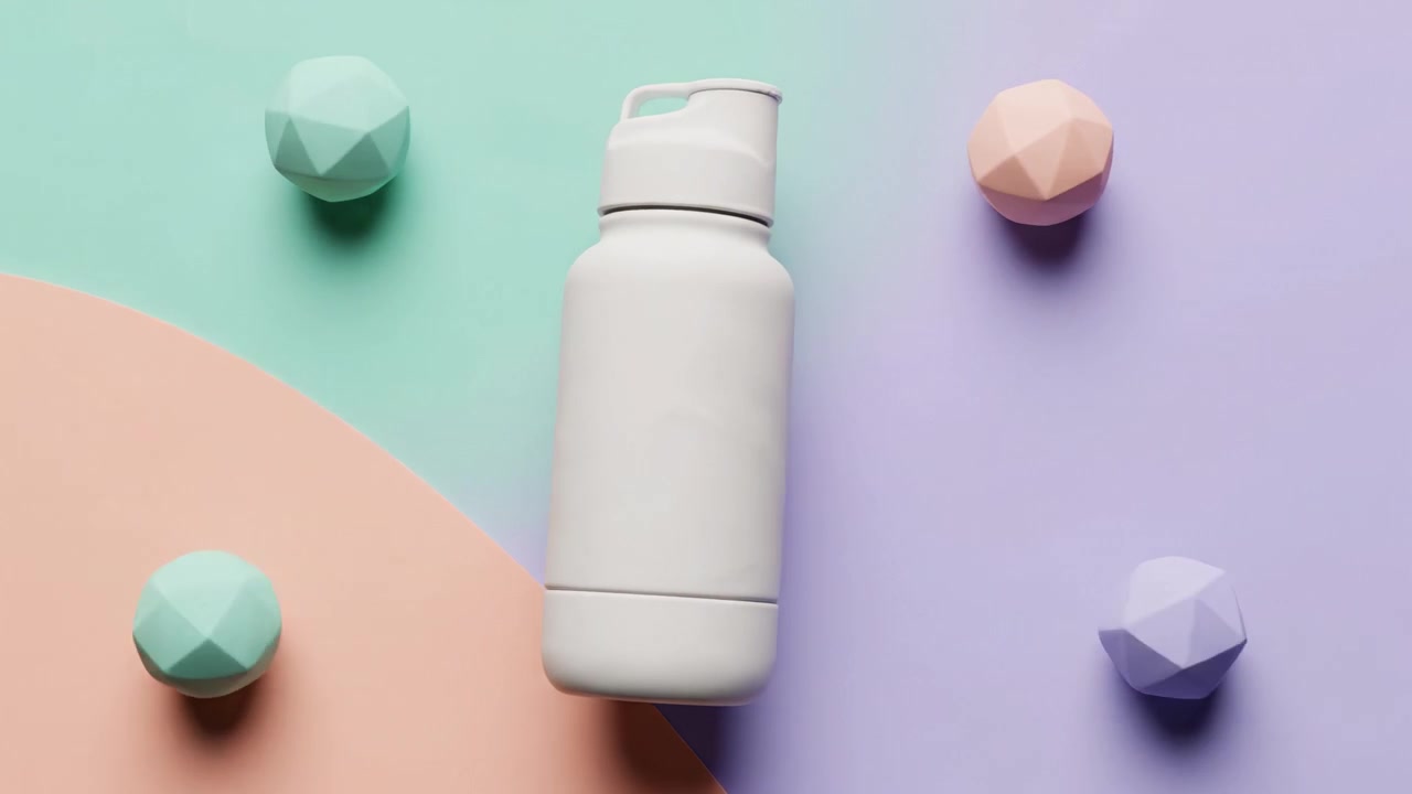 Elegante e moderna borraccia bianca circondata da forme geometriche colorate su uno sfondo viola tenue e pastello, perfetta per gli appassionati di idratazione.