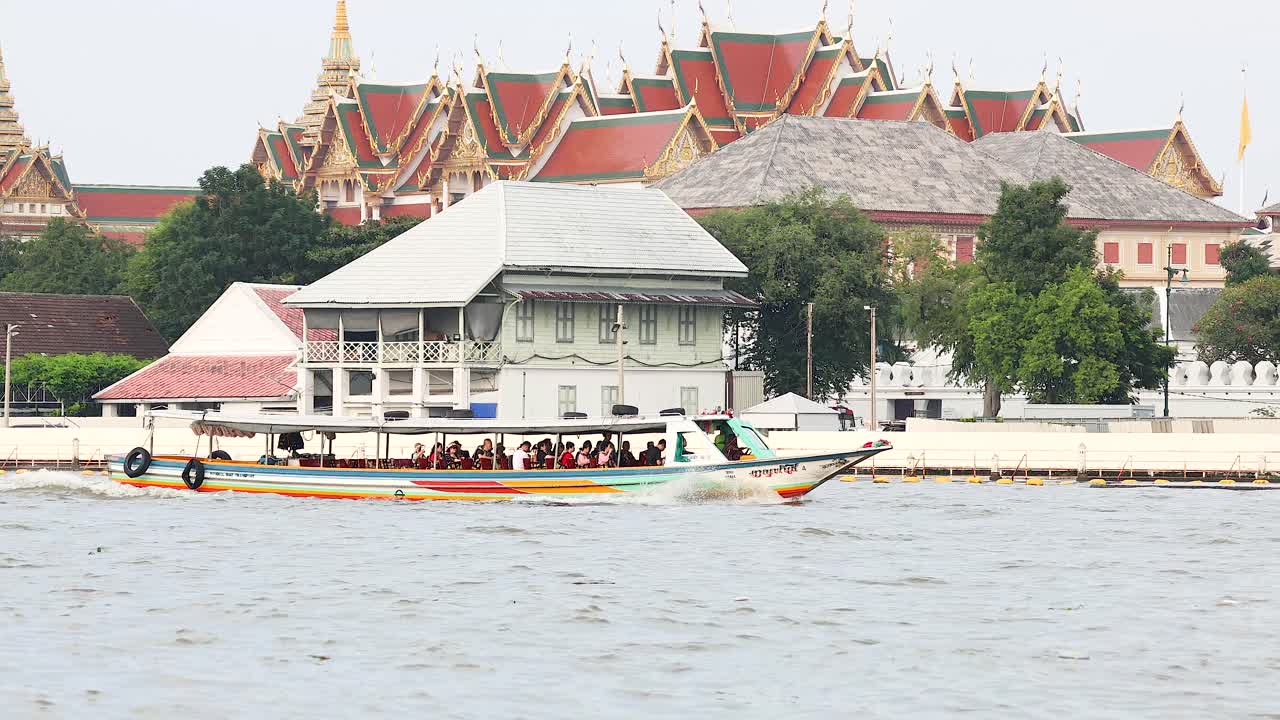 한 배 가 강변 의 사원 을 지나간다
