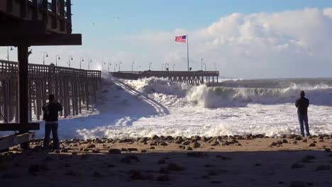 Enormes-Olas-Rompen-En-Una-Playa-Y-Un-Muelle-De-California-Durante-Una-Tormenta-Muy-Grande-11