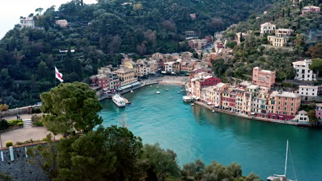 Plataforma-De-Observación-Castello-Brown-Con-Vistas-Al-Puerto-Y-Al-Turístico-Portofino