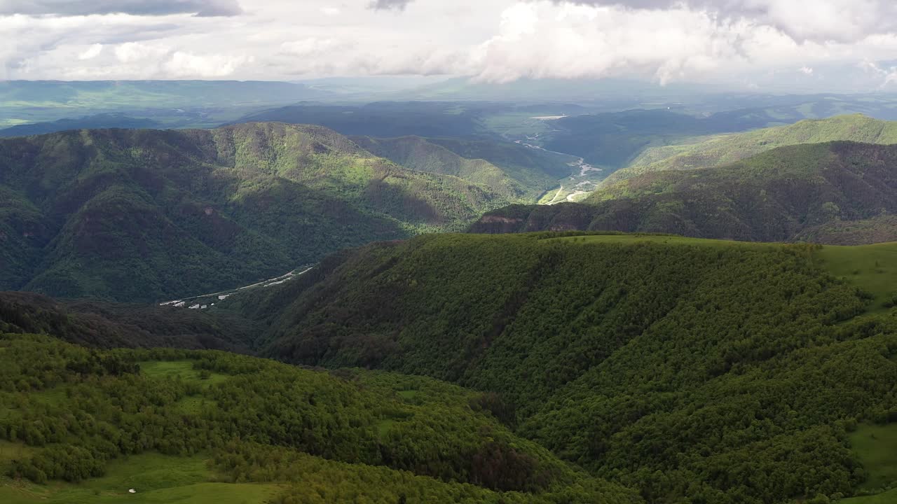 volando sobre una meseta de las tierras altas. hermoso paisaje de la naturaleza.