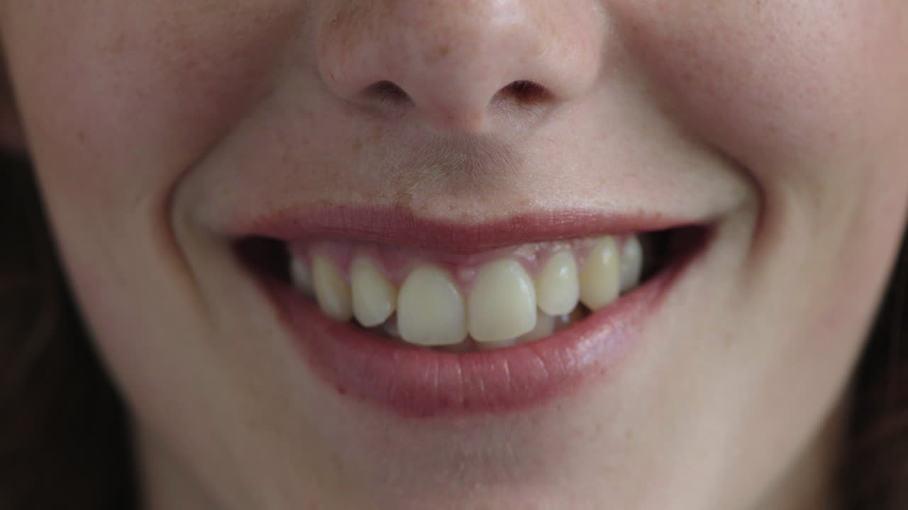 cerca de la boca de la mujer sonriendo feliz mostrando los dientes salud dental