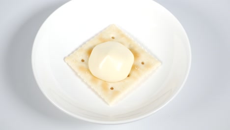 마요네즈와 함께 사각형 크래커