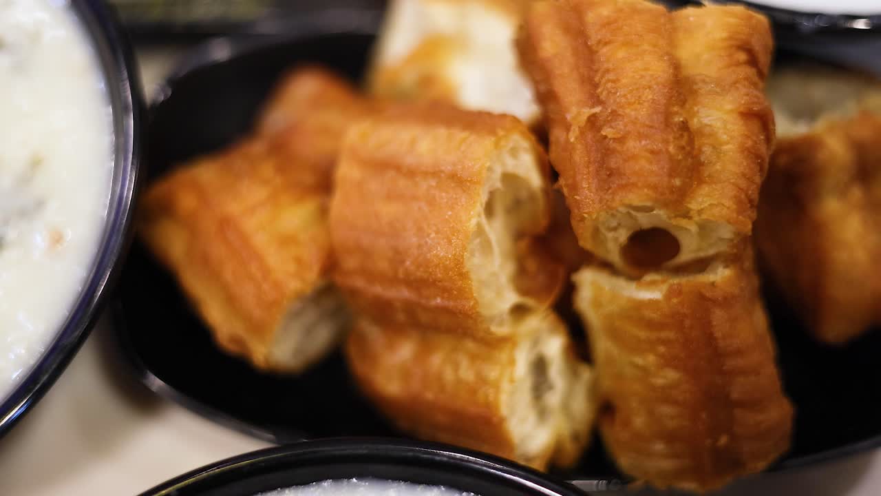 palitos de masa crujientes servidos con sopa cremosa