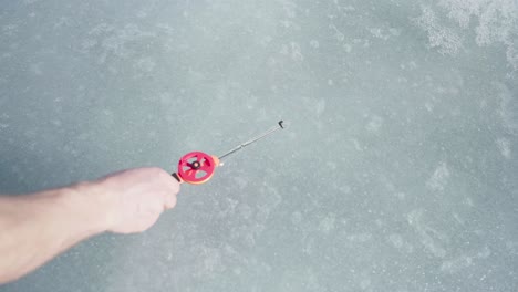 Caña-De-Pescar-En-Hielo-Se-Acostó-Sobre-Un-Paisaje-Helado