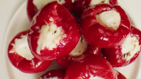 pimienta rellena con queso, restaurante italiano o español con tapas tradicionales, cocina española, deliciosas tapas saladas fermentadas y queso, tomates secos, aperitivo en la barra, buffet