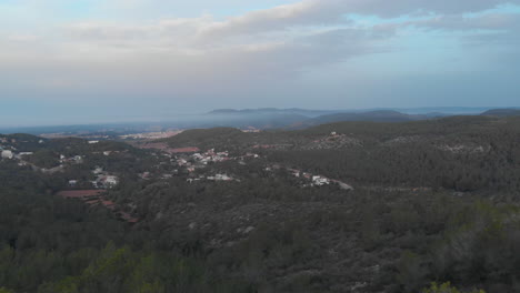 El-Dron-Delantero-Revela-La-Urbanización-Del-Valle-Durante-El-Amanecer-Dentro-De-Las-Montañas