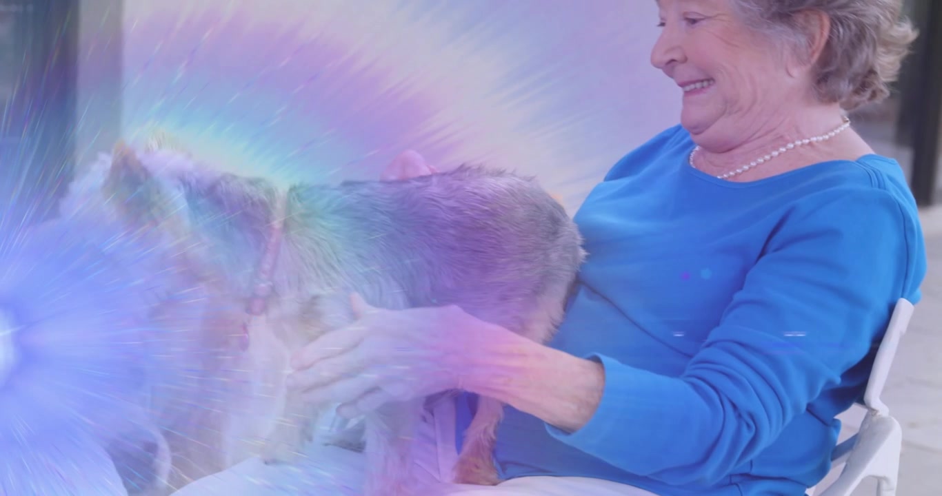 Starší žena si všímá psa vynořujícího se zleva, sahá, aby ho pohladila, s duhovým vírem posilujícím pohodu